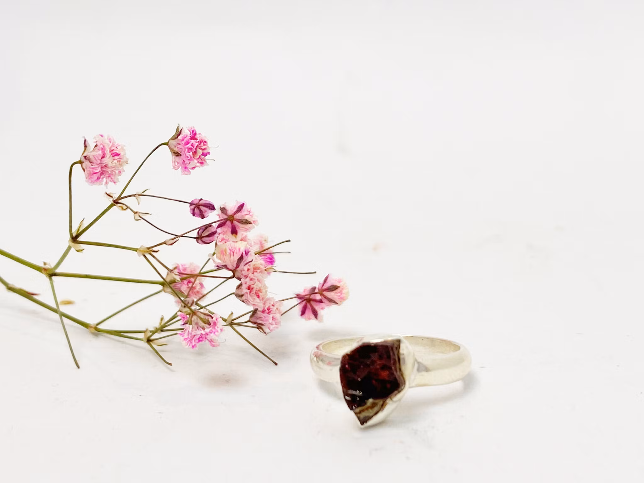 Kristallring med granat och sterling silver