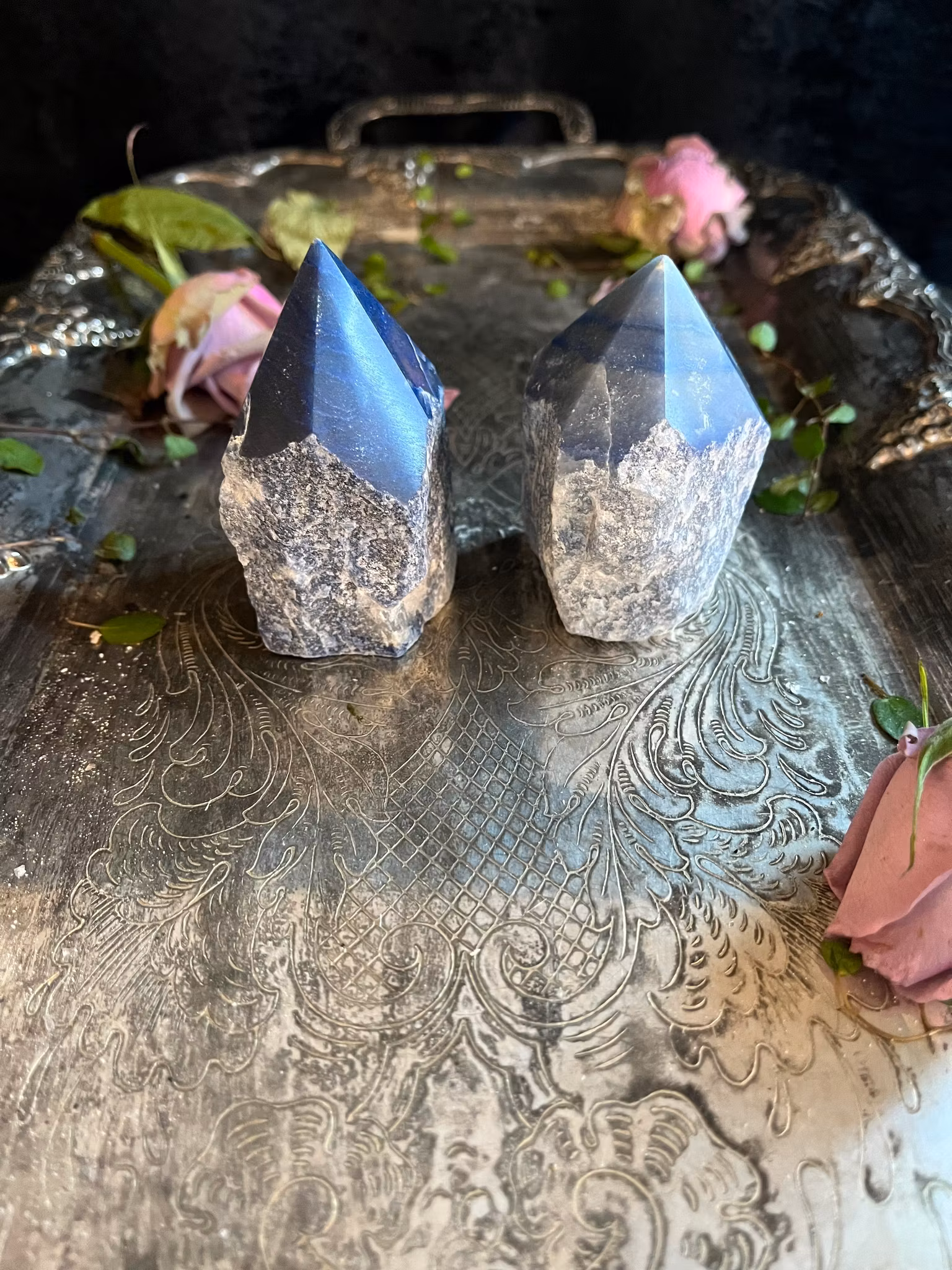 Blå kvarts spets halvpolerad