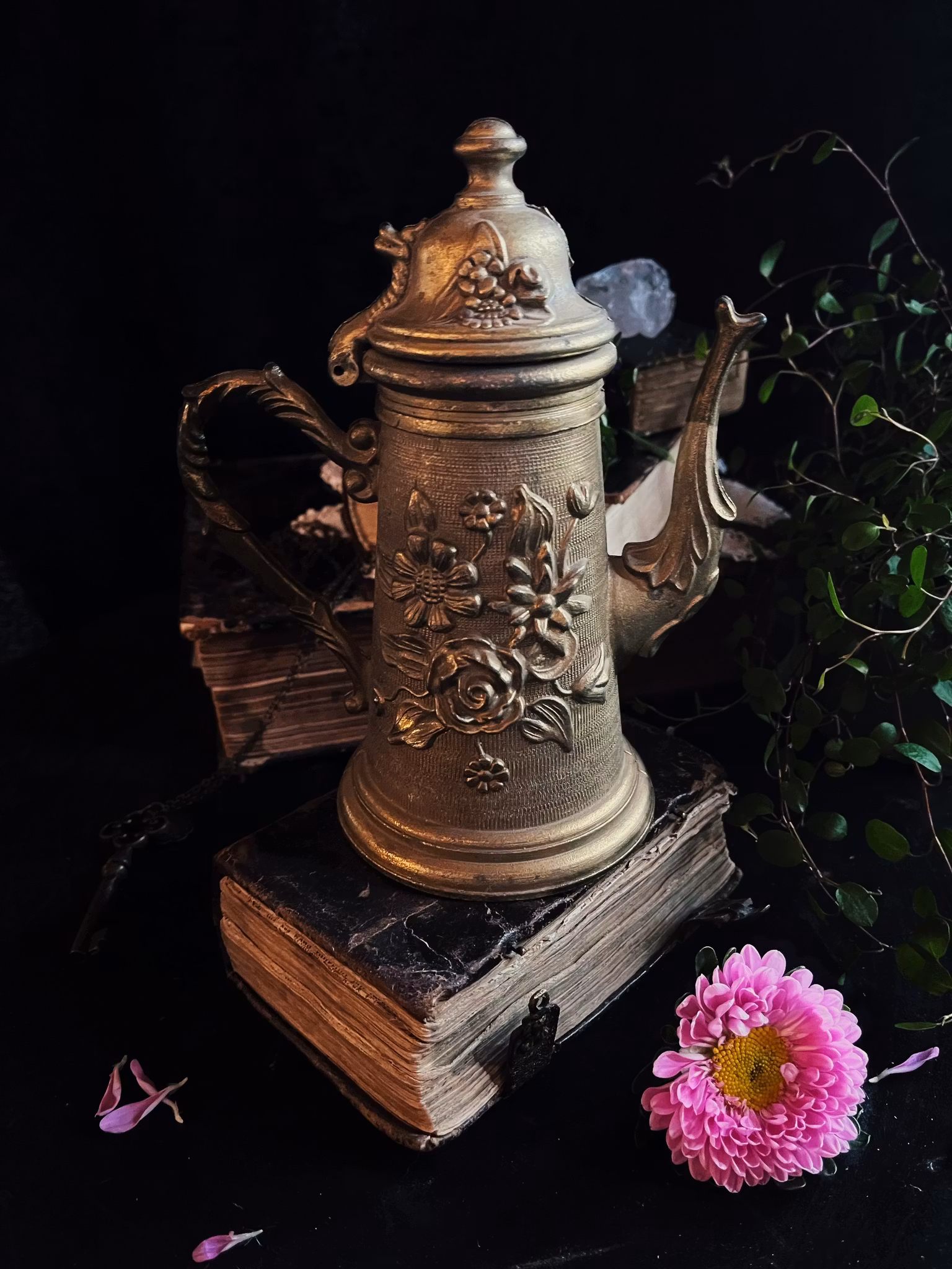 Gedigen bägare i mässing