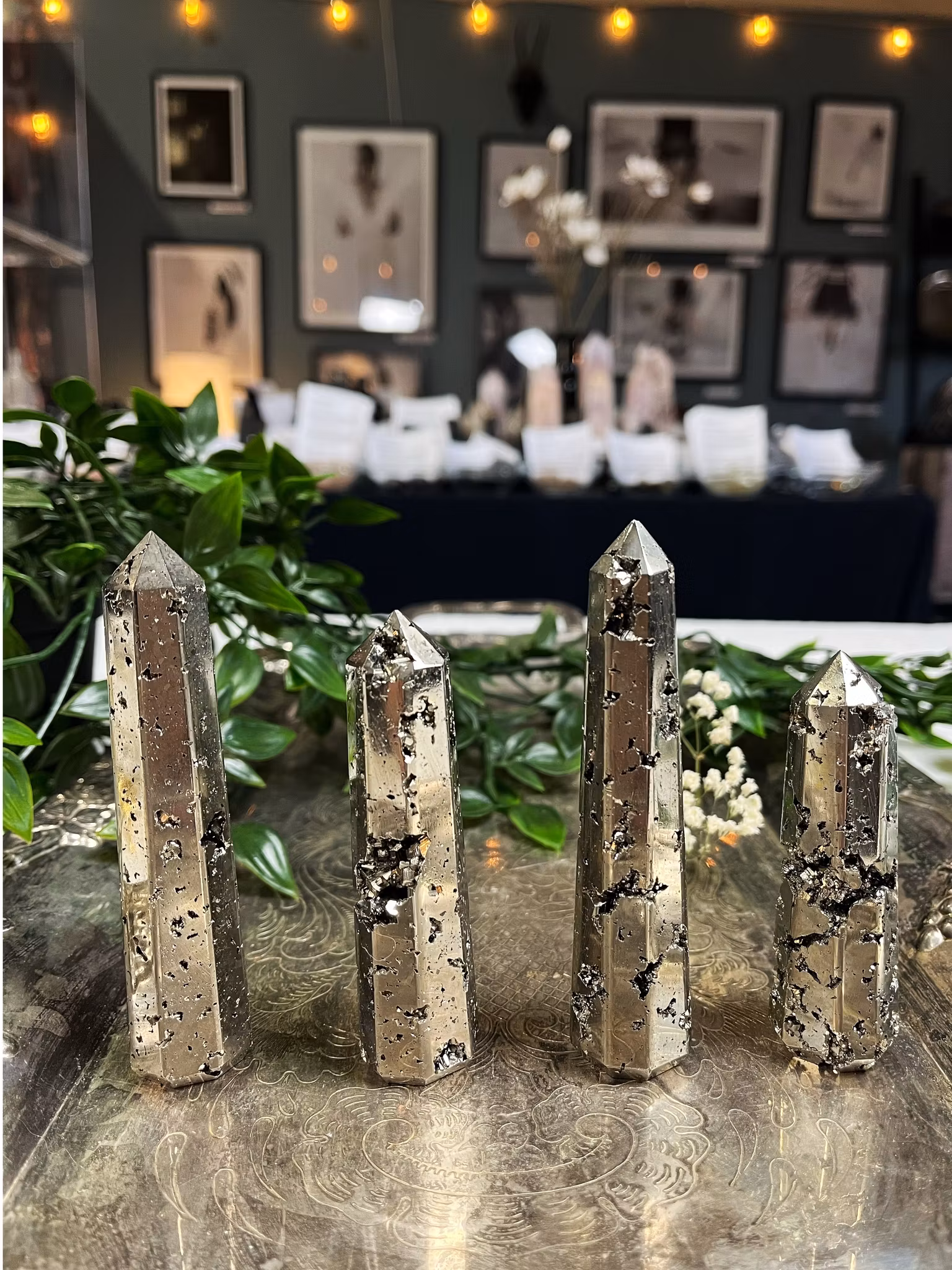 Pyrit, polerade torn druzy obelisk