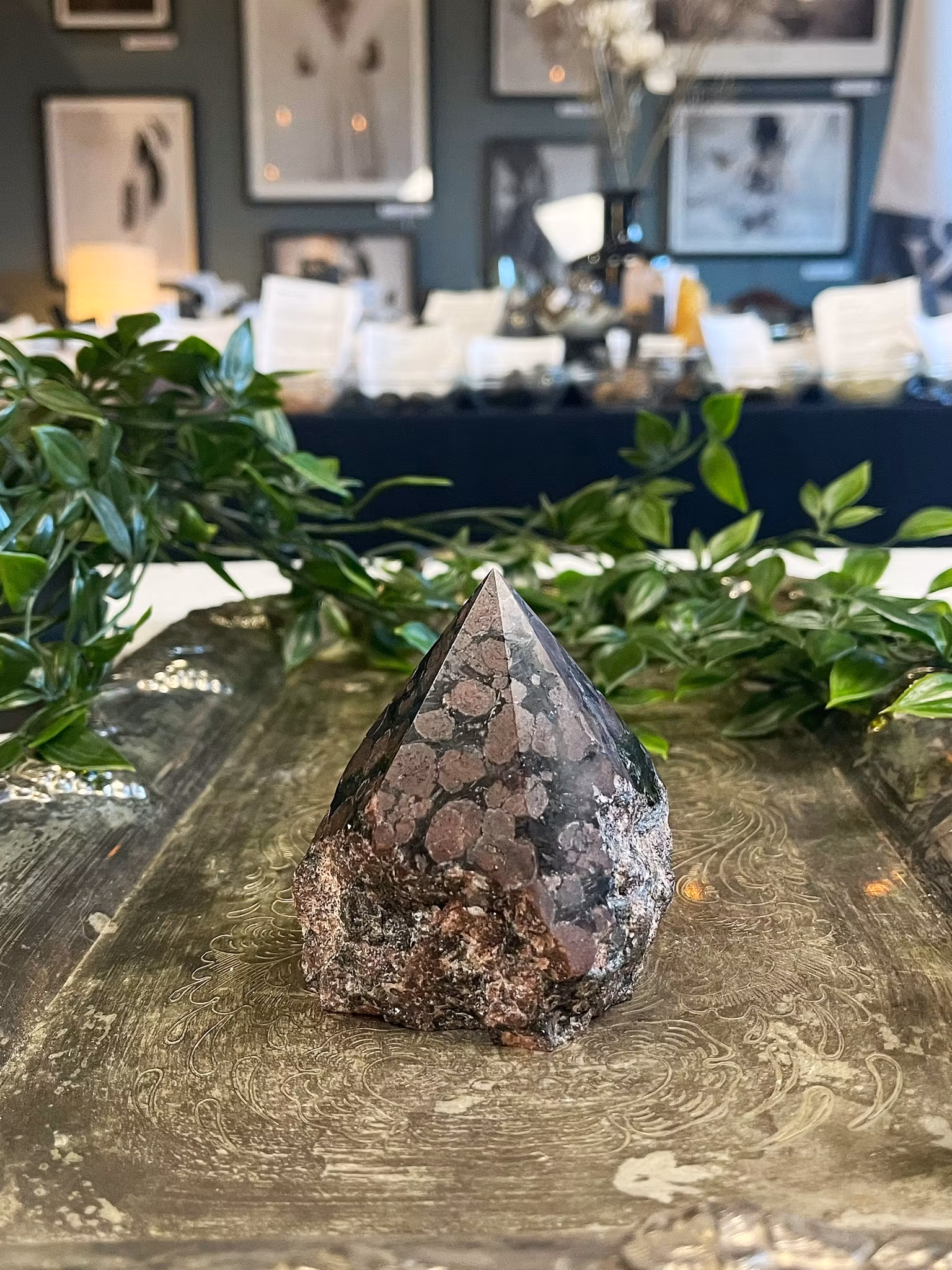 Granat, halvpolerad spets E