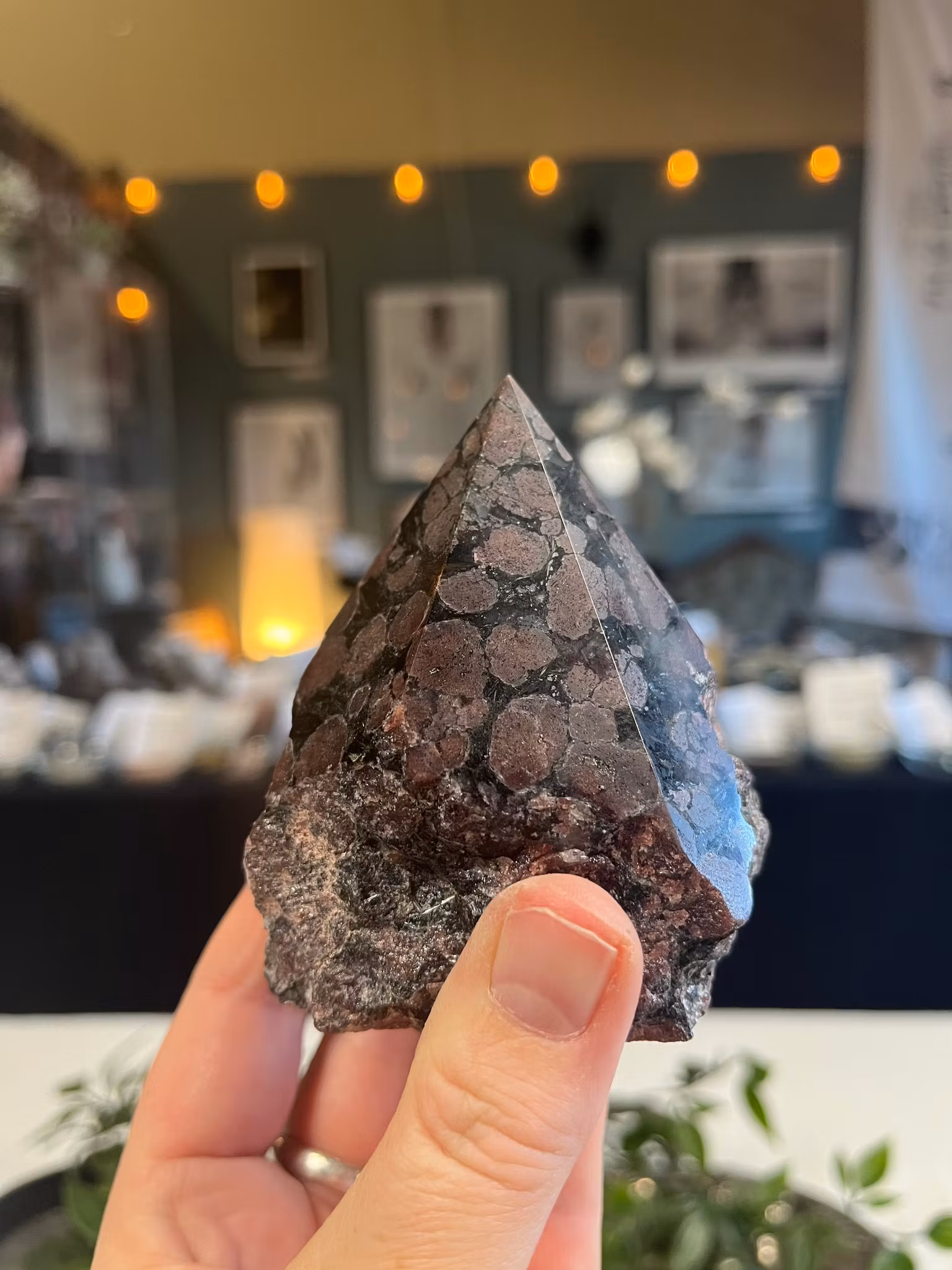 Granat, halvpolerad spets E