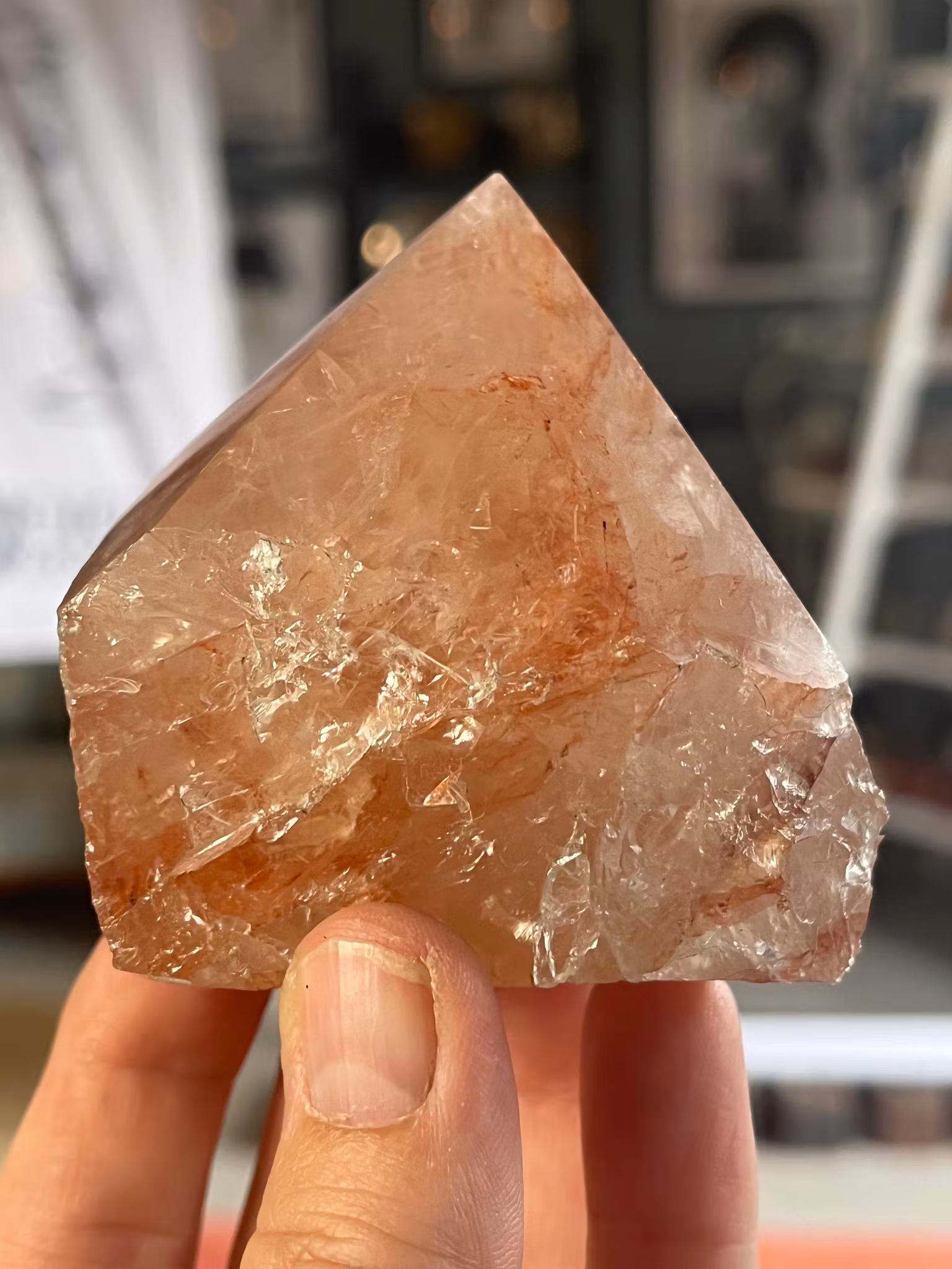 Hematoidkvarts, halvpolerad spets