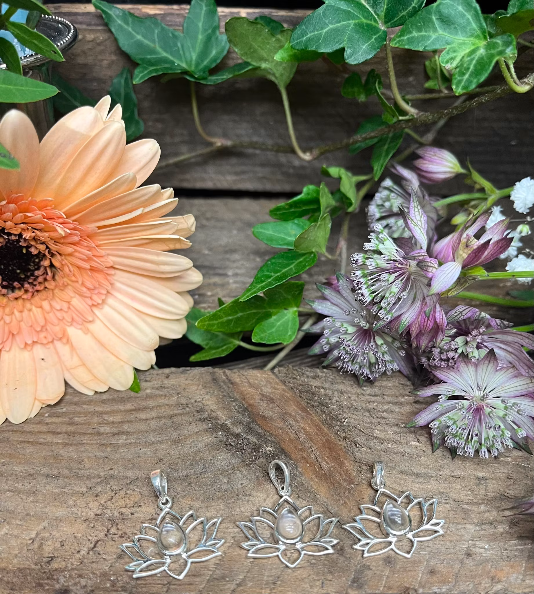 Lotus hänge med rosenkvarts och sterling silver