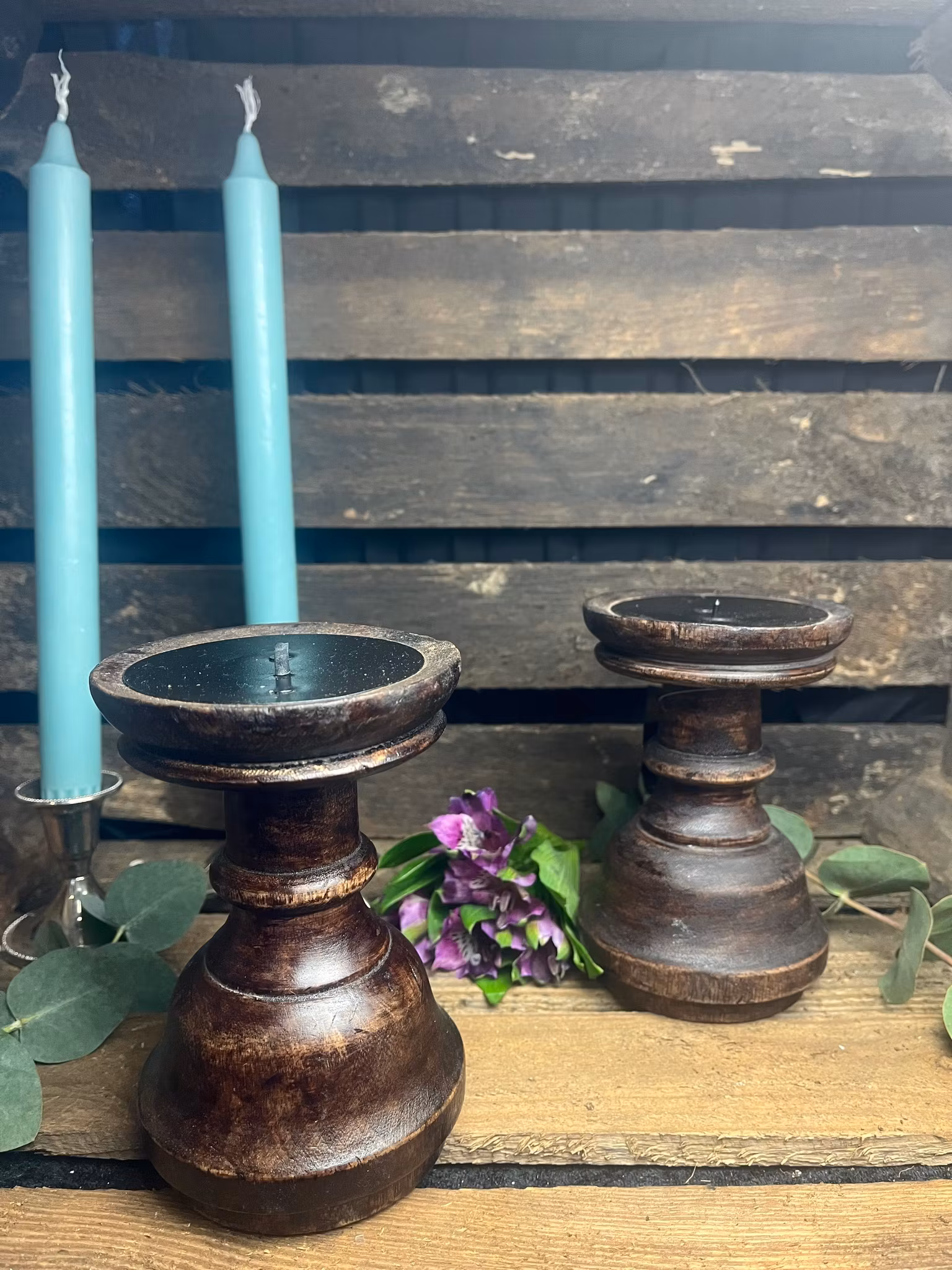 Svarvad ljusstake i trä