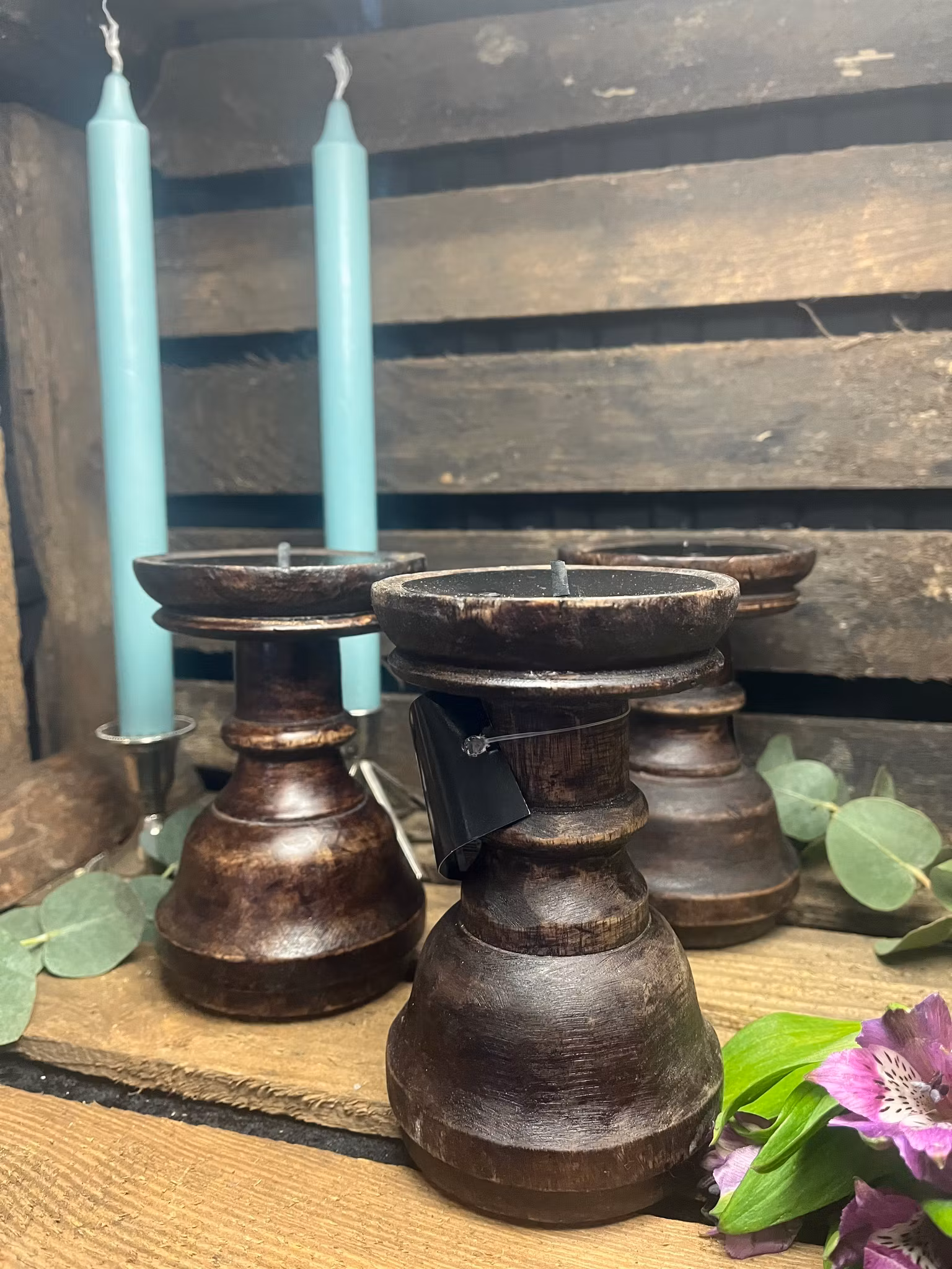 Svarvad ljusstake i trä