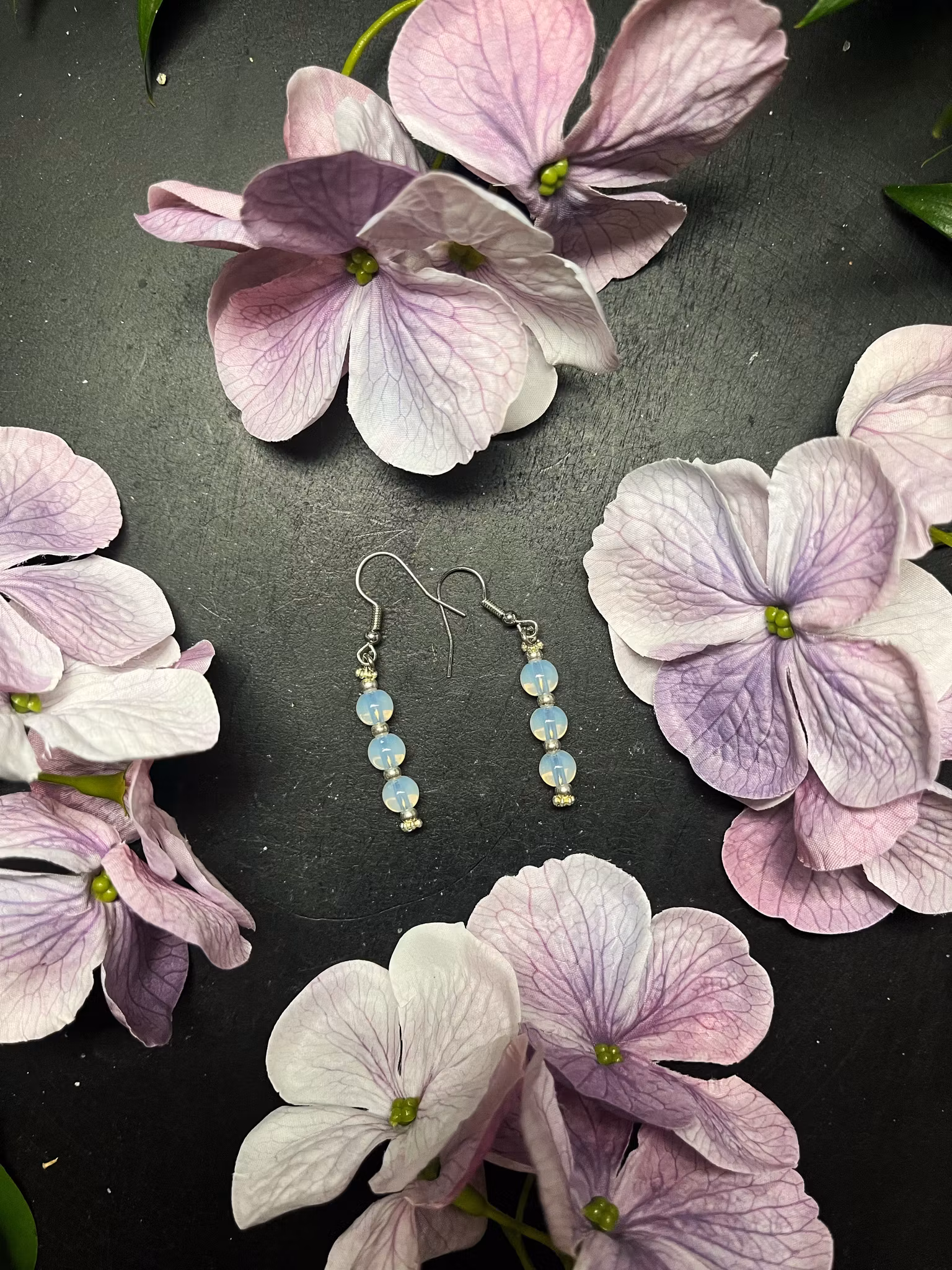 Kristallörhänge med opalit (nickelfritt)