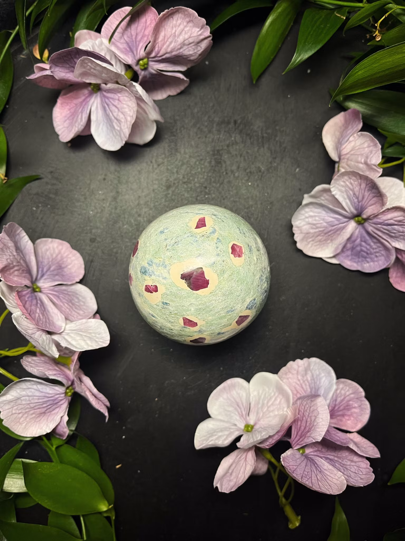 Fuchsit  med rubin klot