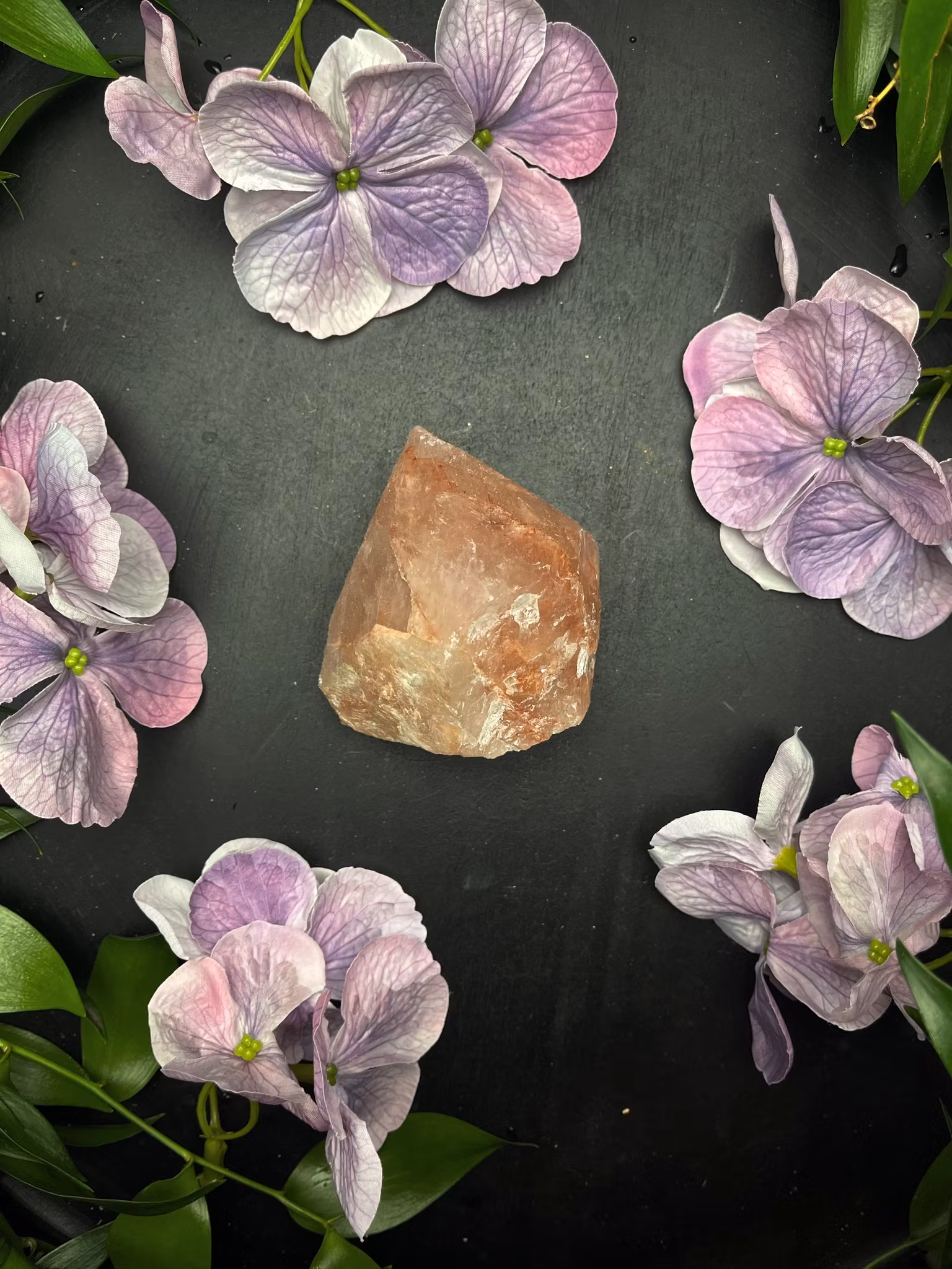 Hematoidkvarts, halvpolerad spets