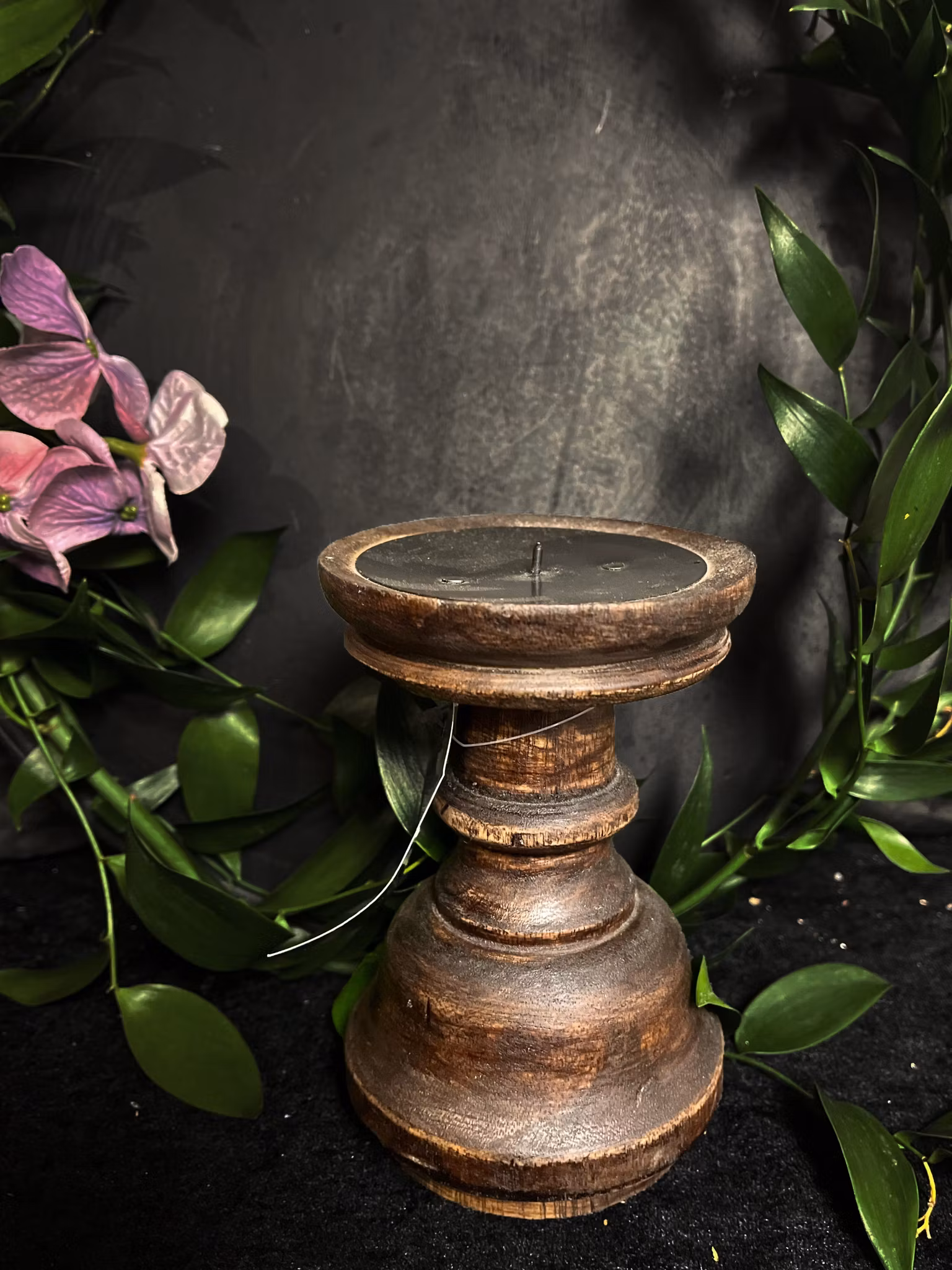 Svarvad ljusstake i trä