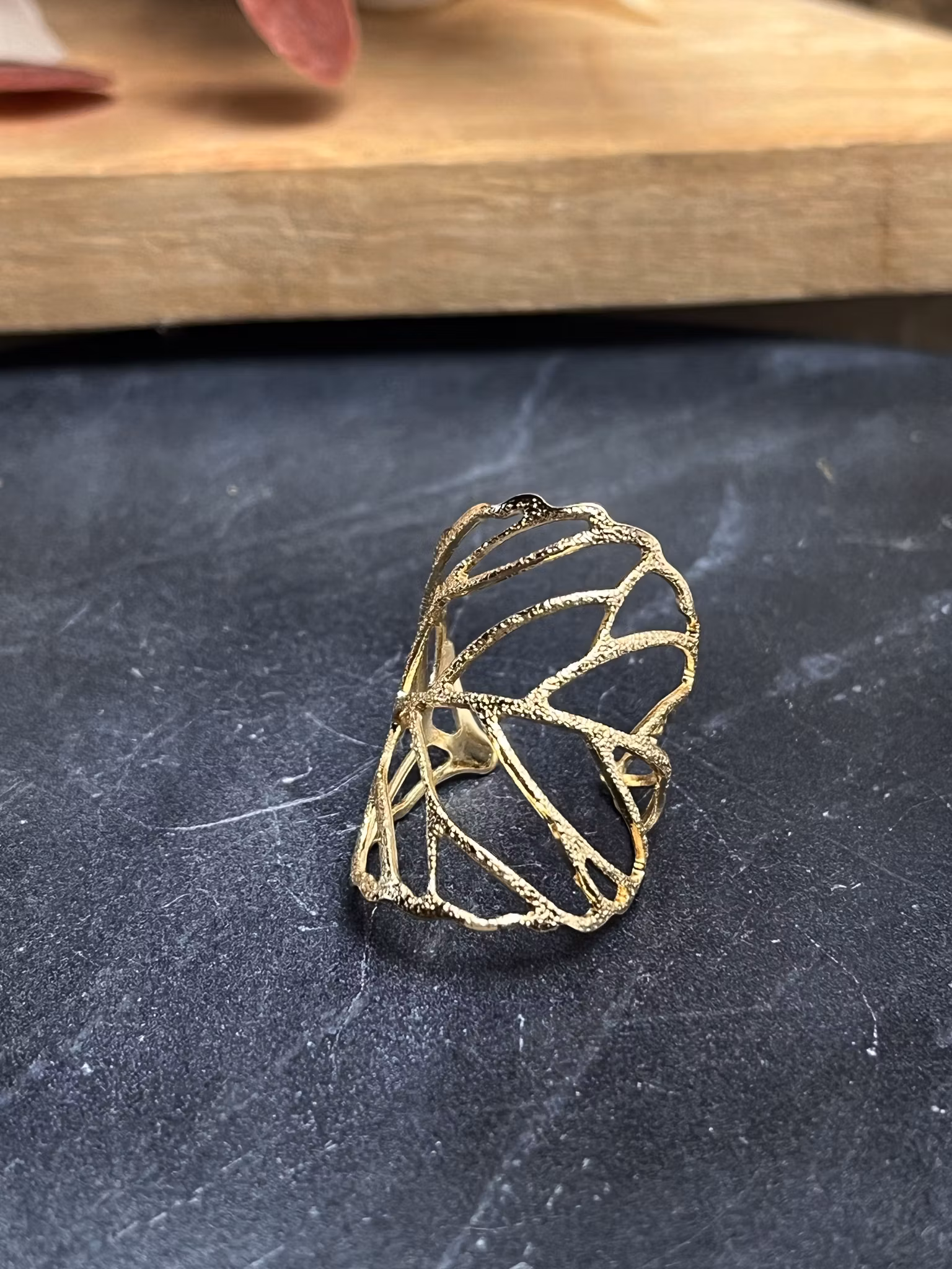 Justerbar ring i rostfritt stål löv ”guld”