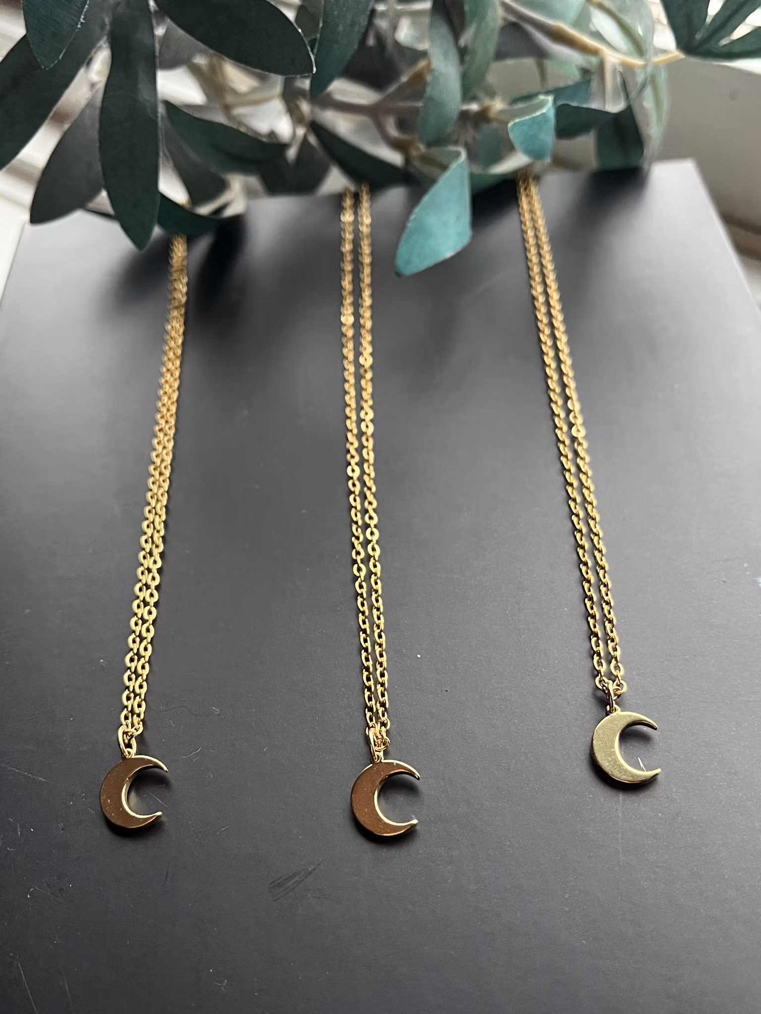 Halsband mini måne rostfritt stål guldpläterat