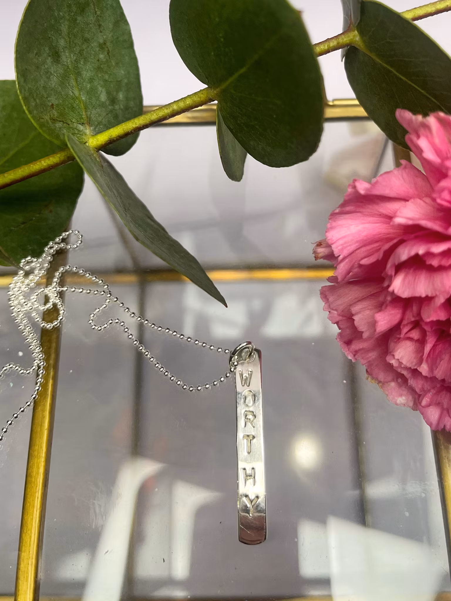 silver halsband handgjord text ”I AM WORTY