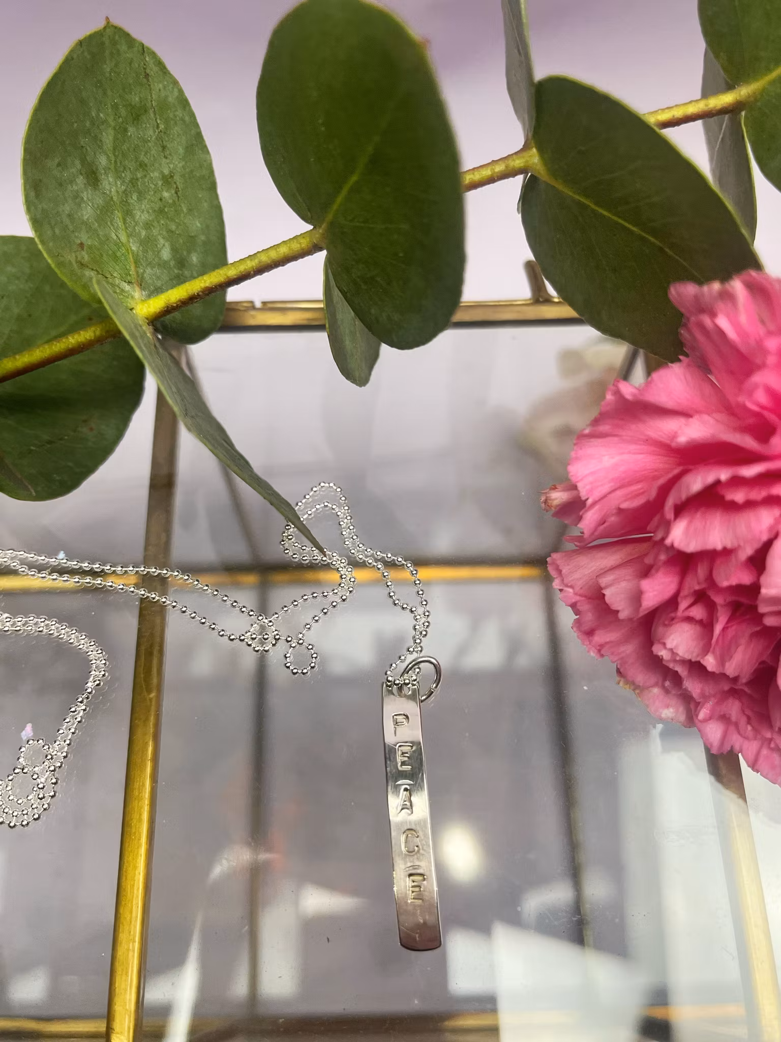 silver halsband handgjord text ”I AM PEACE