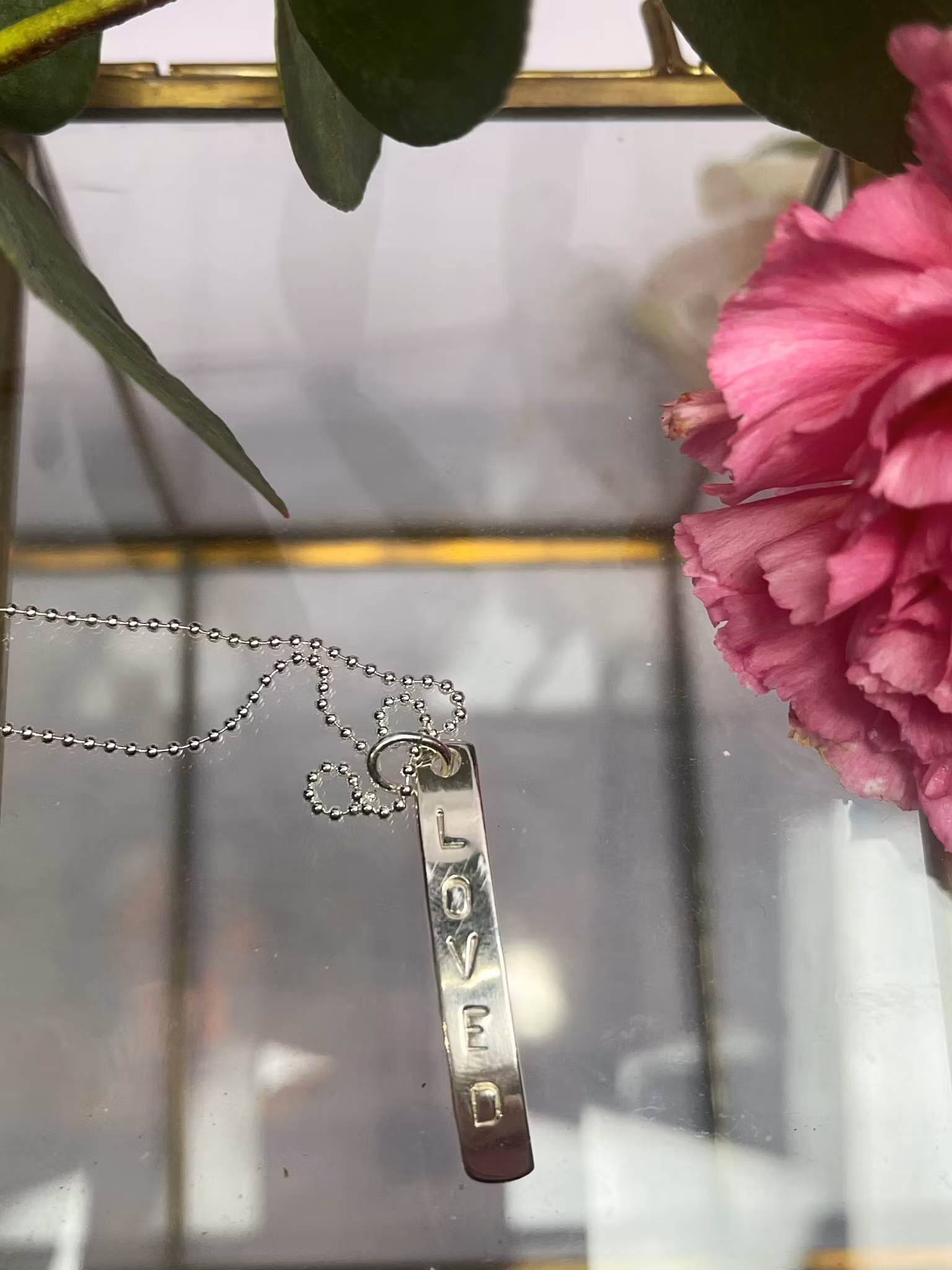 silver halsband handgjord text ”I AM LOVED