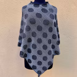 Skuggstickad Poncho