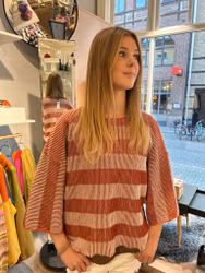 Skuggstickad tröja med trekvartslång ärm