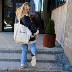 Tote bag – Sitter i skiten