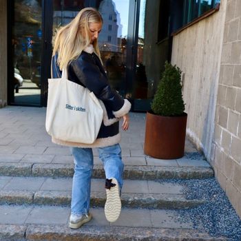 Tote bag – Sitter i skiten