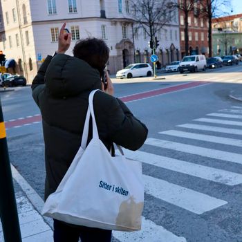 Tote bag – Sitter i skiten