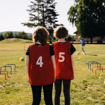 Lagvästar med nummer | 15 stycken - nummer 1-15 | Junior storlek (8-13 år)