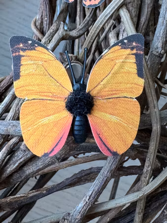 Krans 38 cm gren med oreange fjärils-kit