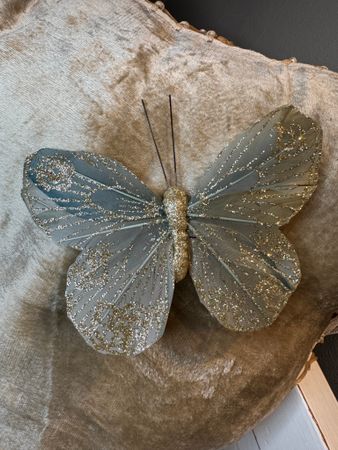Glitterfjäril med clips 11 cm svagt gråturkos