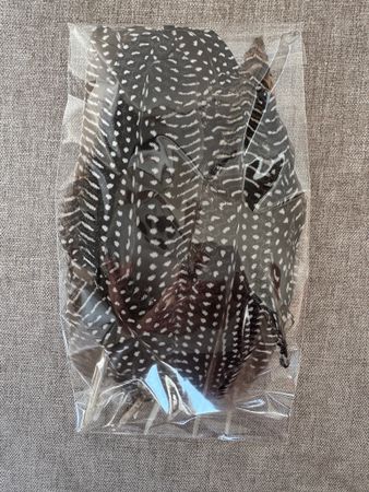 Svartvitprickiga fjädrar natur ca 13 st