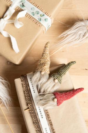 Liten grön luva tomte blomsterpinne 10 cm