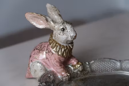 Dekoration Kanin med Fat Rosa 15cm