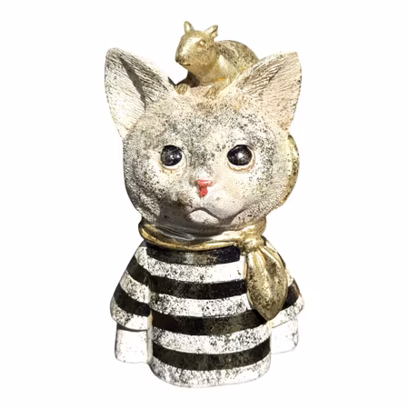 Katt med mus på huvudet