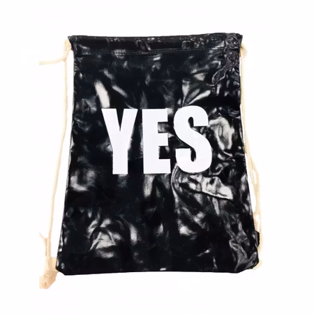 Svart Gympapåse med texten 'YES'