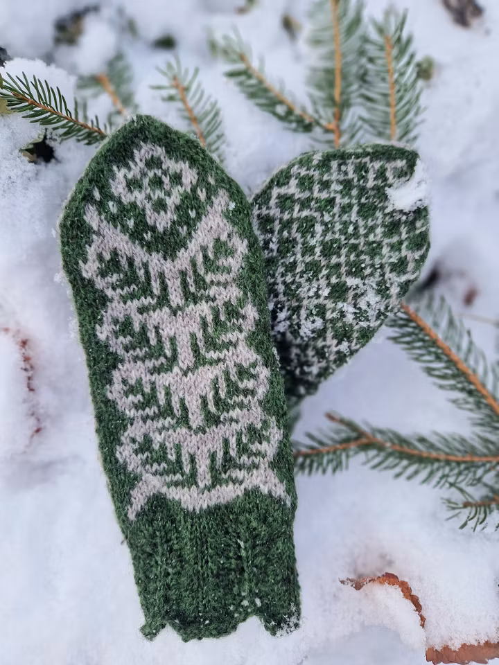 Pine tree mitts