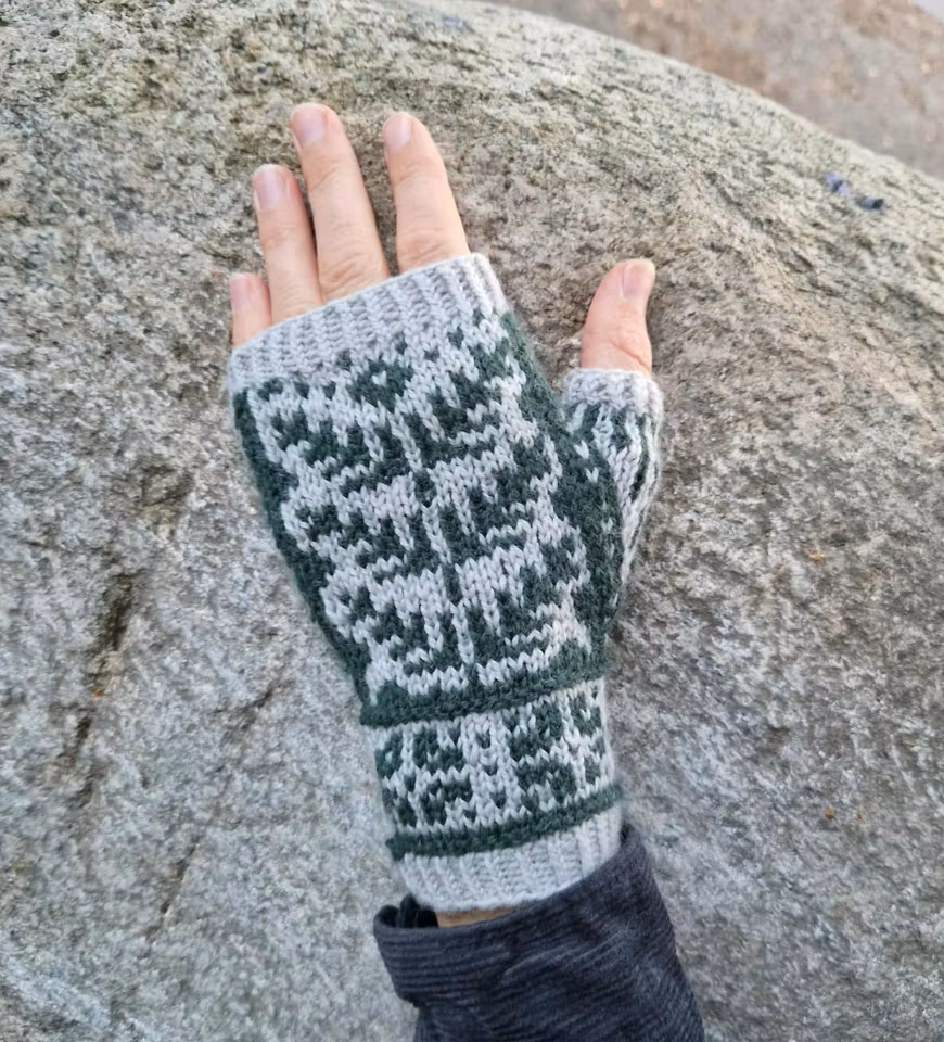 Pine tree fingerless mitts