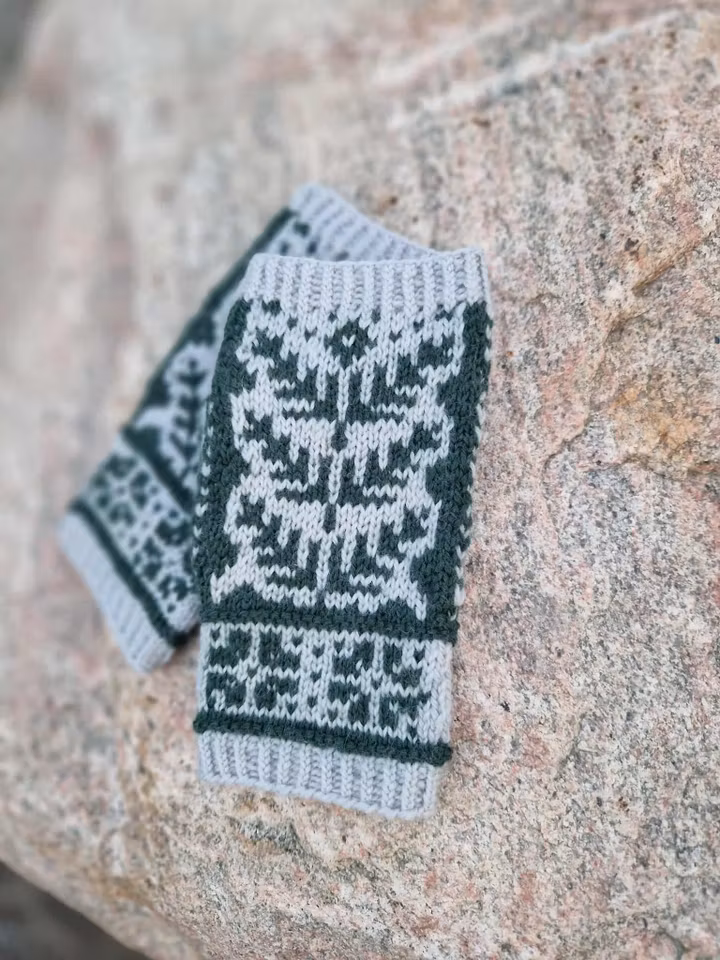 Pine tree fingerless mitts