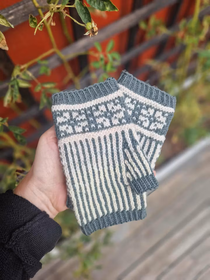 Pine tree fingerless mitts