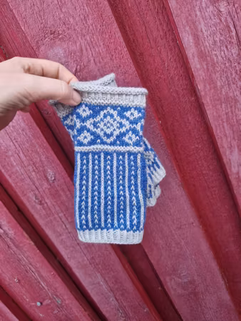 Dotty fingerless mitts