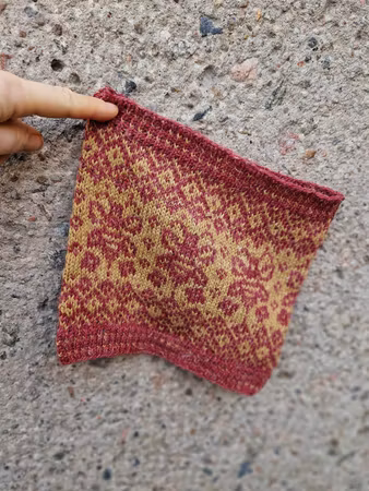 Beeloved cowl