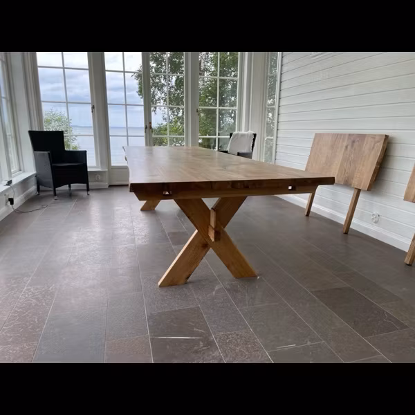 Matbord i rustik ek med eller utan förlängningsgavlar