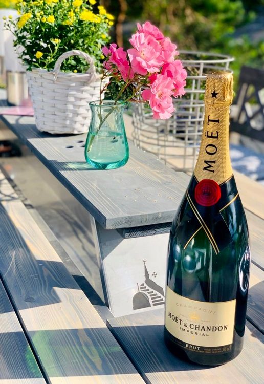 Utomhusbord med islåda för midsommar