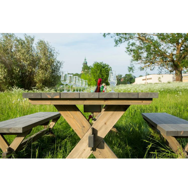 Midsommarbord, utebord, matbord i trä