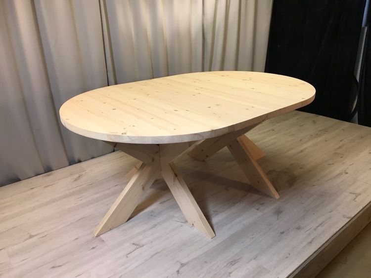 Matbord i furu med iläggsskivor