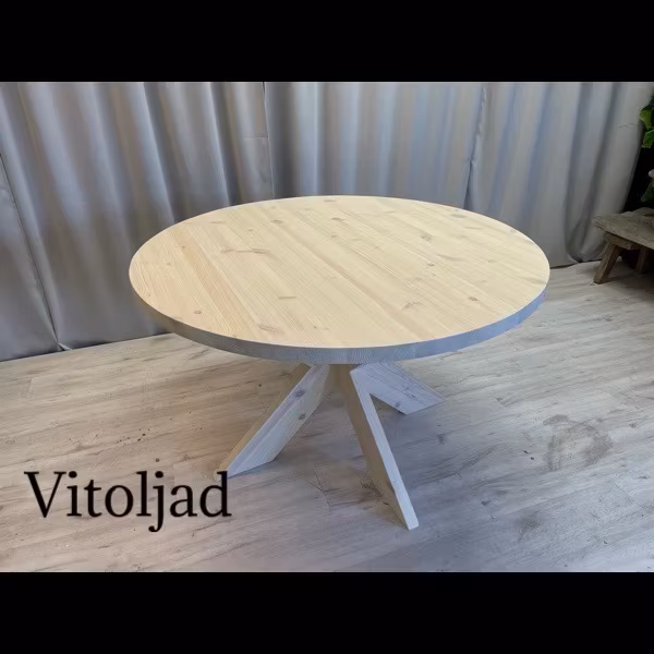 Runt matbord i kvistig Furu. Helstav