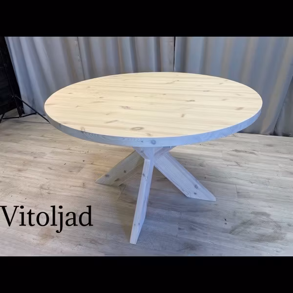 Runt matbord i kvistig Furu. Helstav
