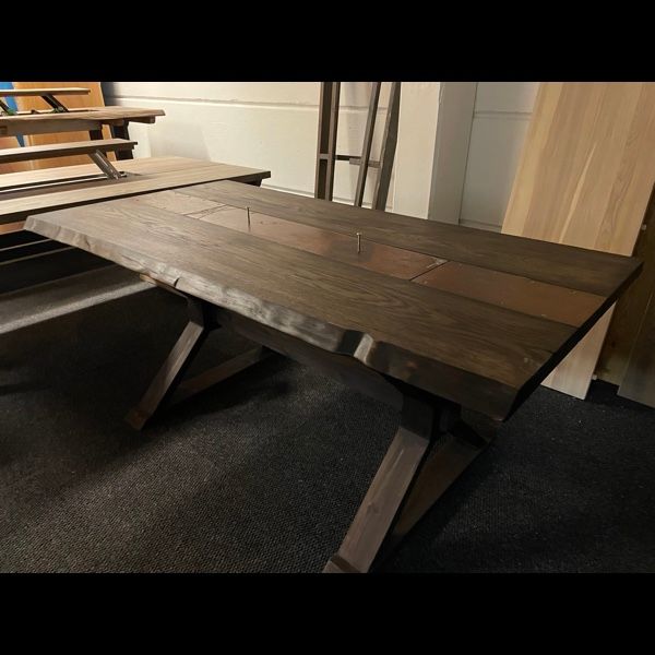 "Norrön" tillverkat i ek och rostig plåt