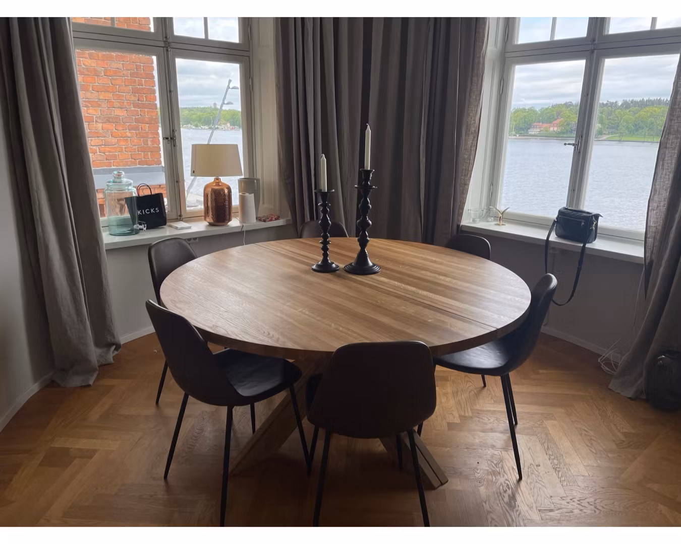 Runt i dia 140 med dubbla ilägg. Sidenmatt