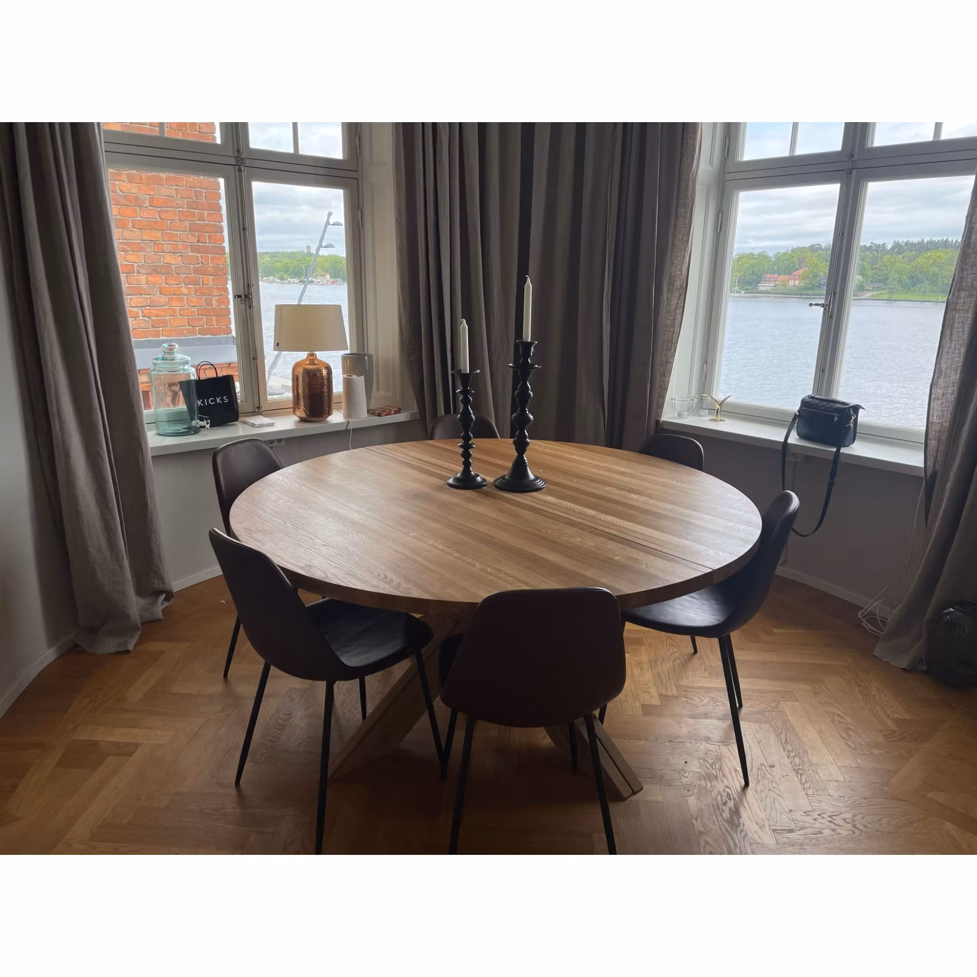 Runda matbord i ek med 1-3 illäggsskivor.