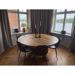 Runda matbord i ek med 1-3 illäggsskivor.