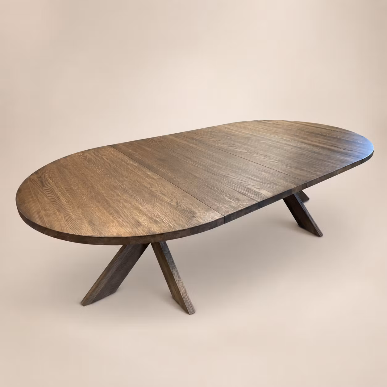 Kulör Dark oak. Runt matbord i ek med 1-3 illäggsskivor.