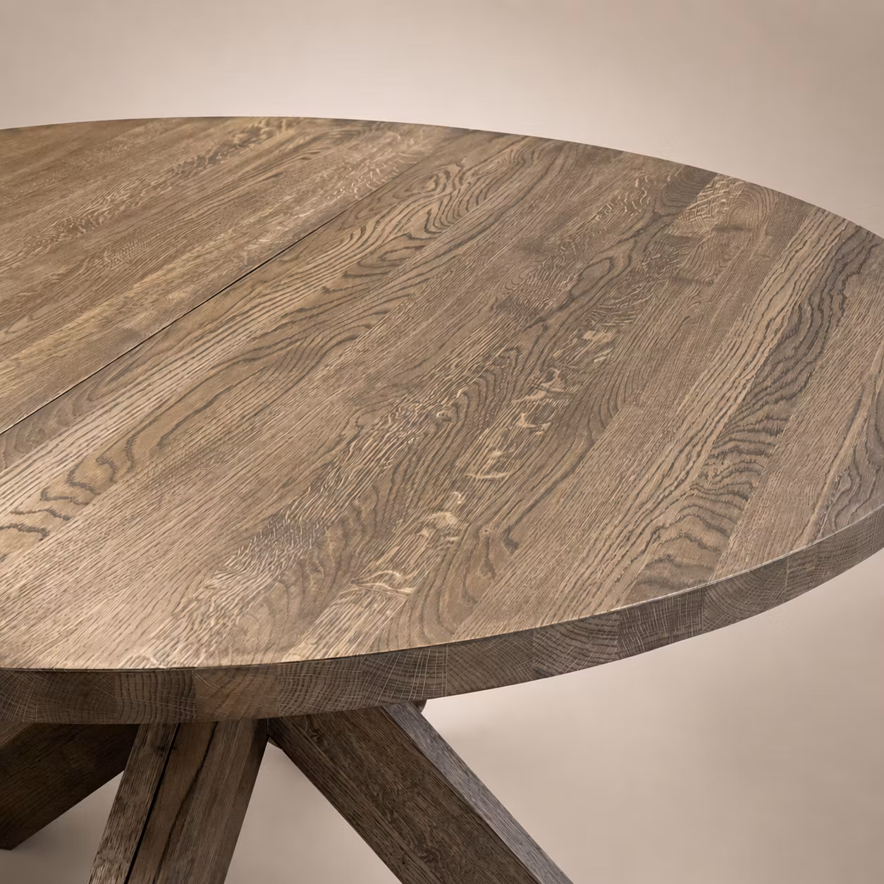 Kulör Dark oak. Runt matbord i ek med 1-3 illäggsskivor.